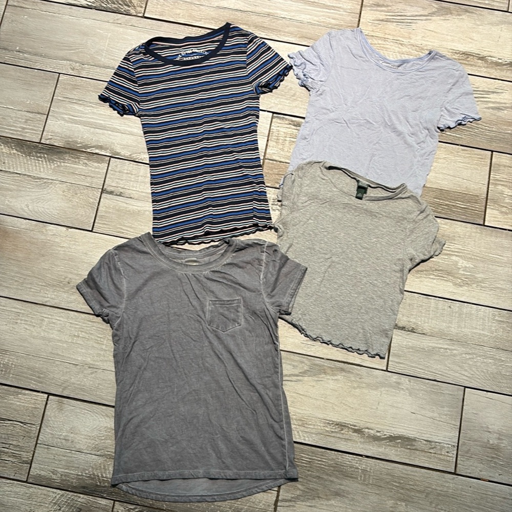 🛍️ Lot of 4 summer t-shirts. Size XS